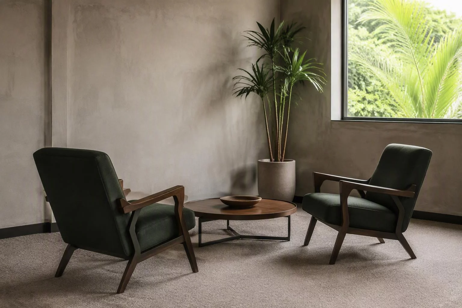 Duas poltronas de frente para uma mesa baixa em sala de reunião vazia